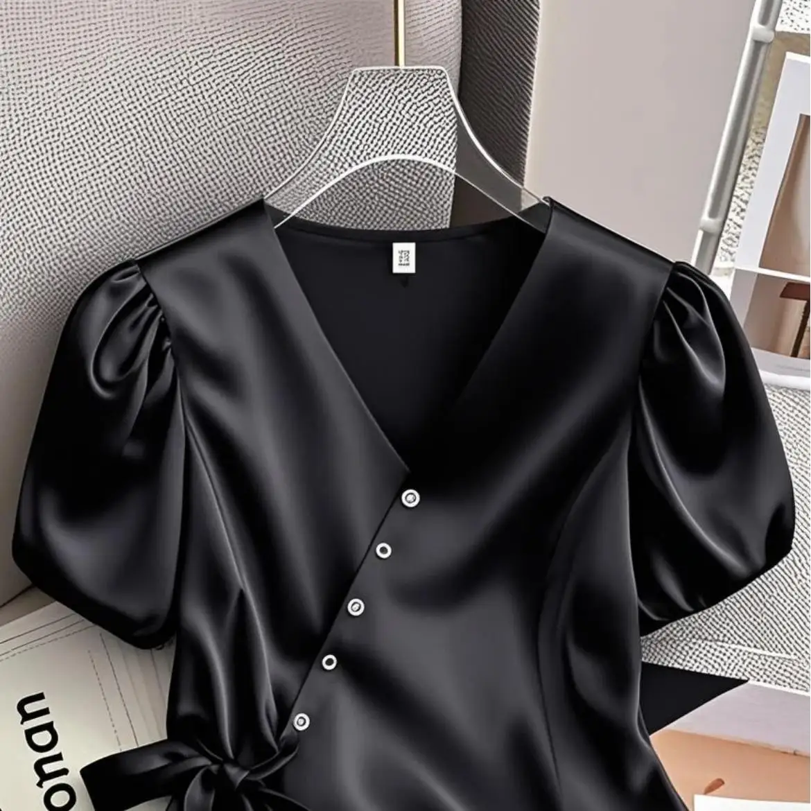 Elegancka francuska bluzka damska w stylu chic, czarna, z dekoltem w serek, letnia, satynowa, z bufiastymi rękawami, podkreślająca talię, dopasowana koszula, modna bluzka vintage, do biura.