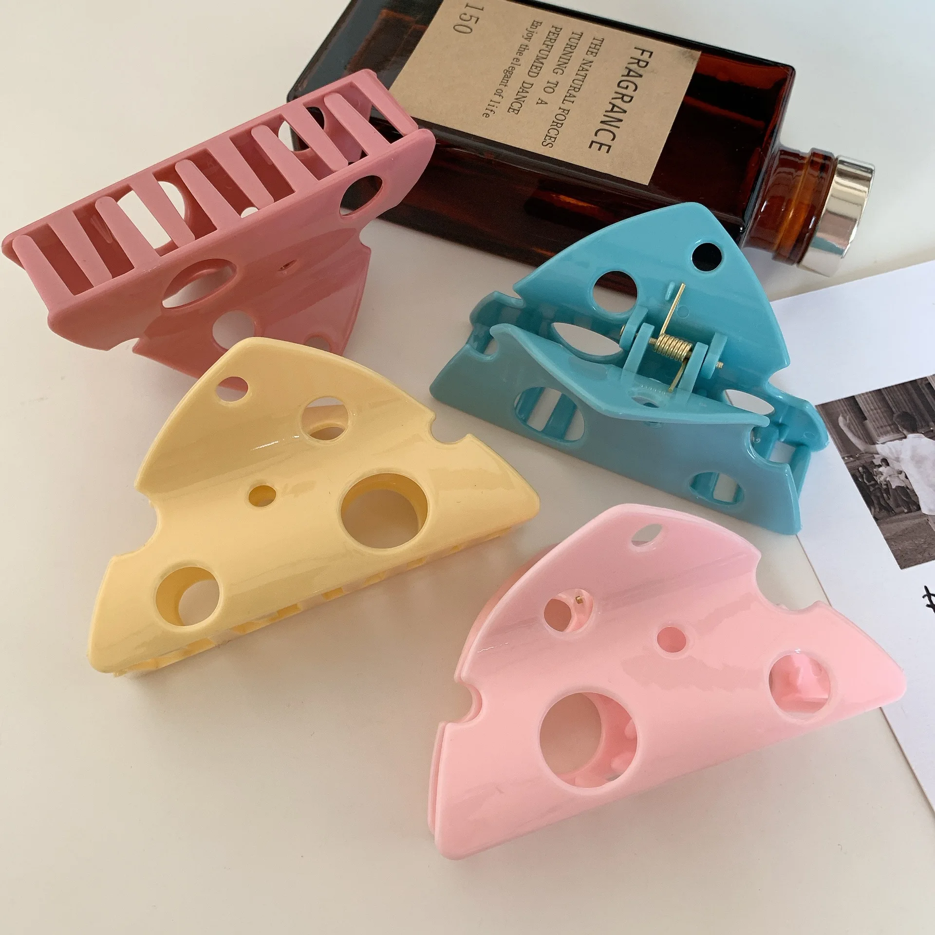 DuoShang, pinza para el pelo de queso hueca triangular dulce, pinzas para el pelo de cangrejo coloridas para mujer, accesorios para el cabello