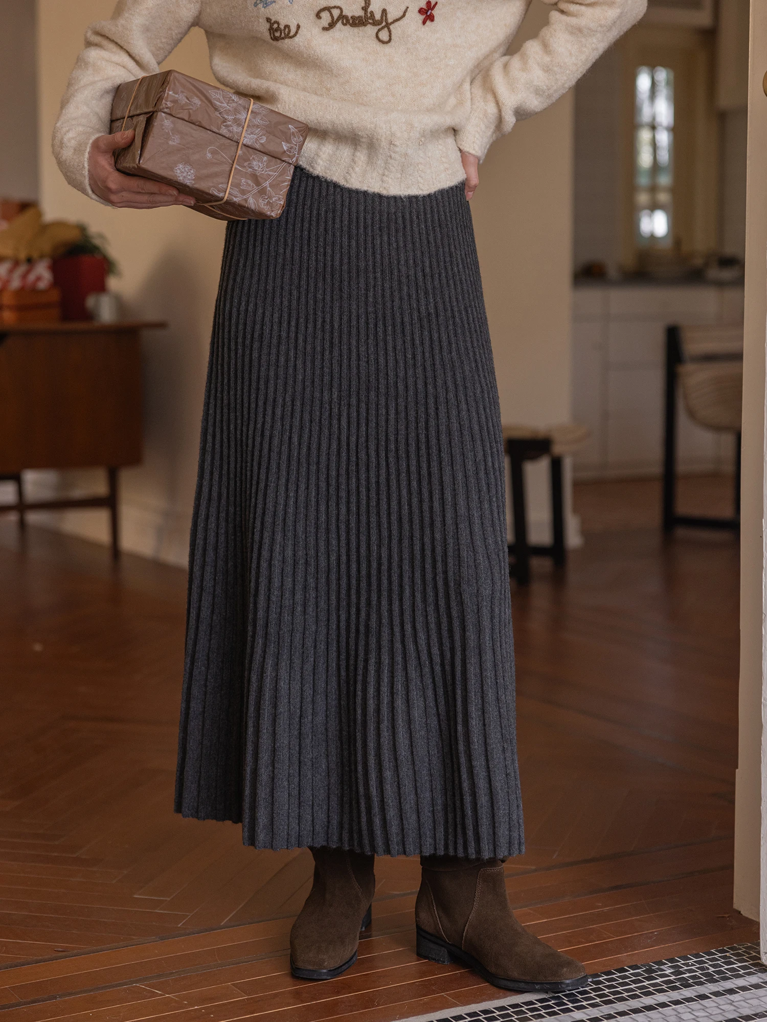 スリムフィットの伸縮性ウールニットロングスカート、プリーツ入りでドレープ感のある通勤スタイル、ポリエステル繊維、ナイロン、アクリル繊維混紡、ストレートカット