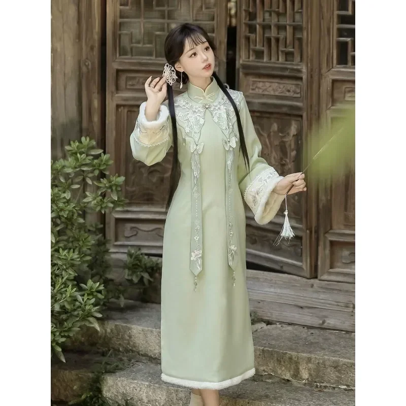 Vrouwen moderne cheongsam vlinder schouder accessoire groene opstaande kraag lange mouwen fluwelen geborduurde qipao Chinese jurk