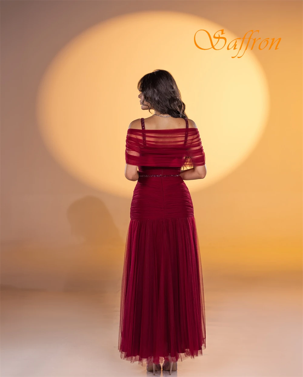 カスタマイズされたエレガントなスパゲッティストラップのイブニングドレスと気質オーガンザの特別な日のドレスとクラシックなビーズのプロムドレス