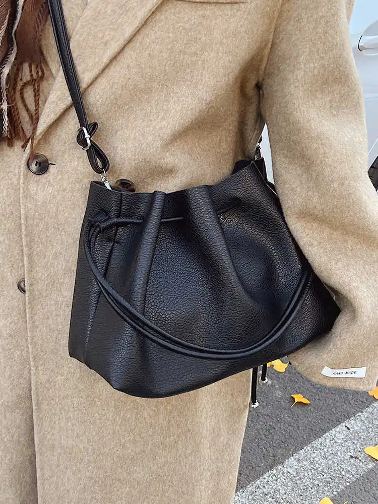 

Простые элегантные женские сумки-мешки, новые универсальные сумки через плечо большой вместимости, темпераментные сумки через плечо, нишевые дизайнерские сумки