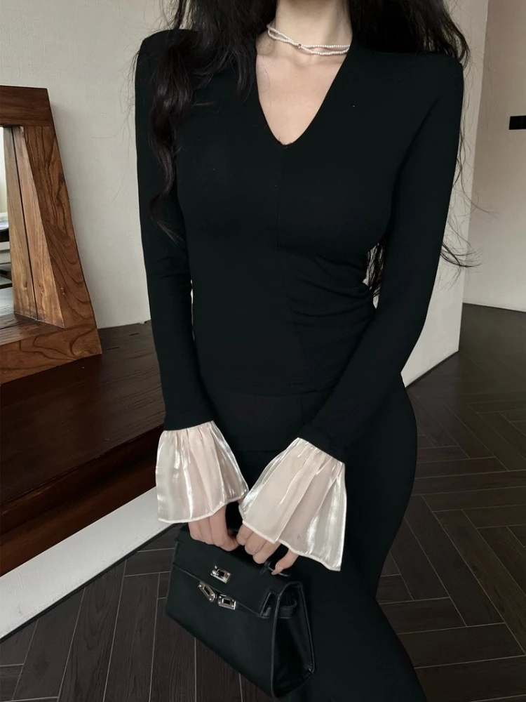 

Женская черная укороченная футболка с V-образным вырезом и расклешенными рукавами из начесанного дралона для осенне-зимнего образа «Hot Girl»