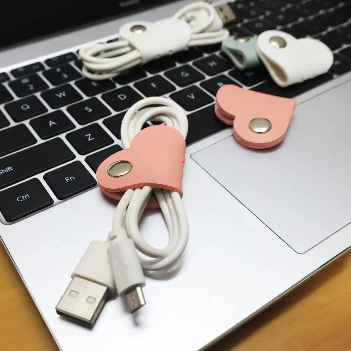 

PU Heart-Shaped Data Cable Organizers, Available in 10-Pack, Including Earphone Cord Wraps & Storage Clasps