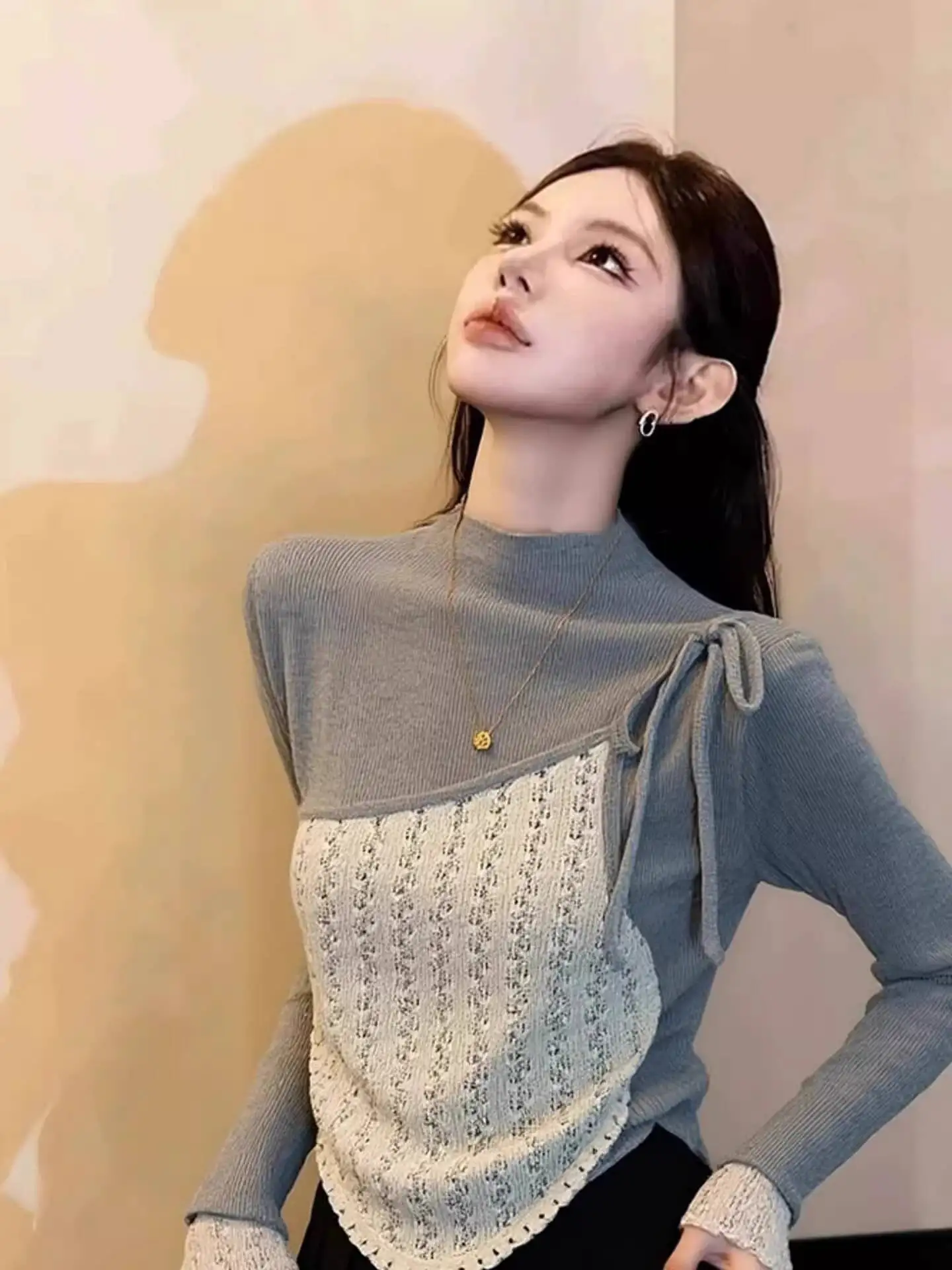 

Весенний женский топ 2026 в корейском стиле: серый, с кружевными вставками, круглым вырезом, длинными рукавами, имитация двухслойности, приталенный крой