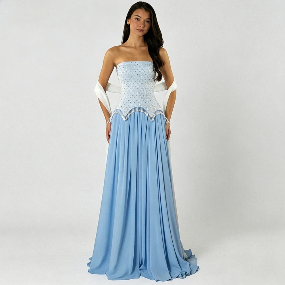 Vestido de noche de gasa azul personalizado sin tirantes con flecos de diamantes de imitación, capa blanca desmontable, corte A fluido, para invitadas de boda.