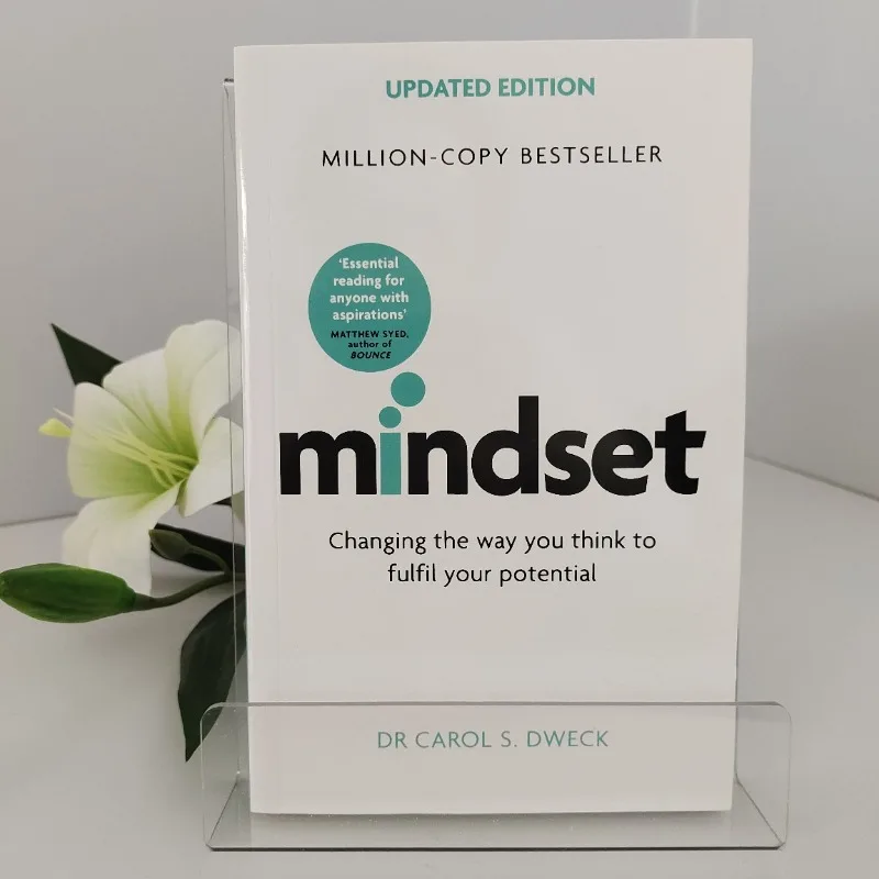 Edición actualizada de Mindset de la Dr.ª Carol S. Dweck: Cambia la forma de pensar para cumplir con tu potencial. Libro en inglés.