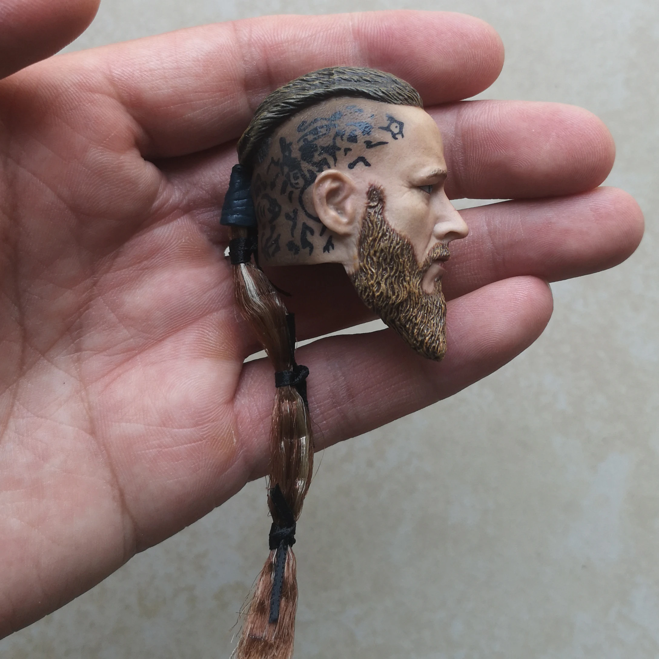 1/6 Wikinger männlicher Kopfskulptur mit Zopf Wikinger Militär antikes Thema Kopfschnitzmodell für 12" Actionfigurenkörper