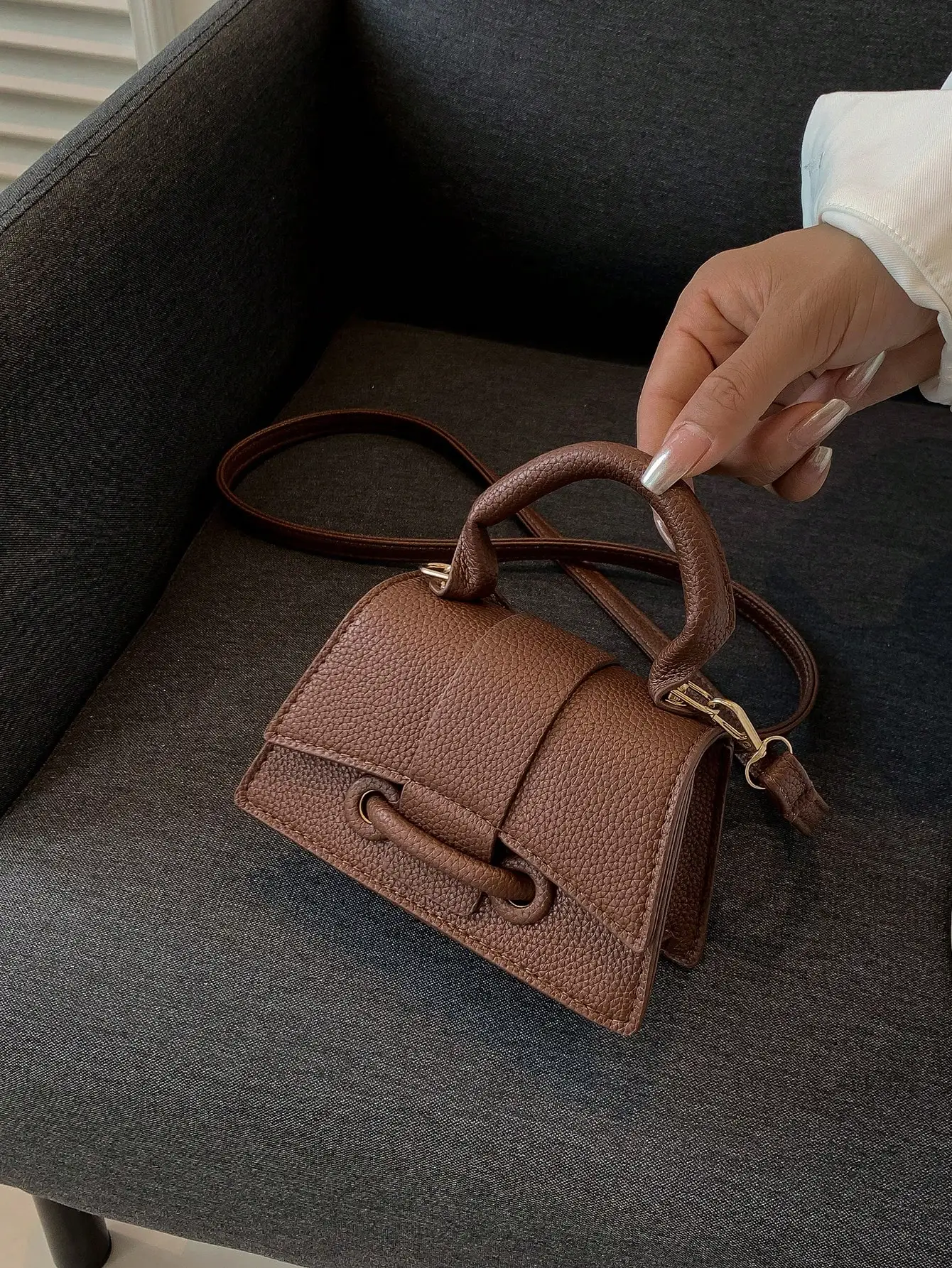 

Мини-сумка с квадратной верхней ручкой из текстурированной искусственной кожи и с золотистой фурнитурой