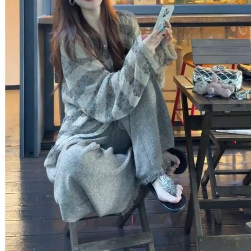 

Relaxed Casual Wear, Lazy Style, Contrasting Striped Blouse, Top, Fashionable Slacks