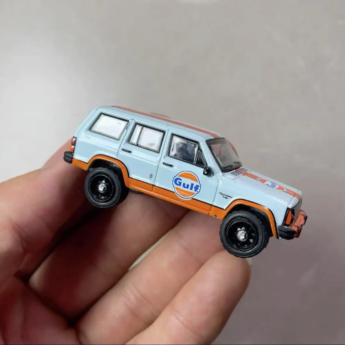 

miJo Green Light 1:64 1986, Jeep Cherokee Gulf Gulf Oil, литая под давлением металлическая игрушечная модель автомобиля, детские коллекционные предметы, подарок.