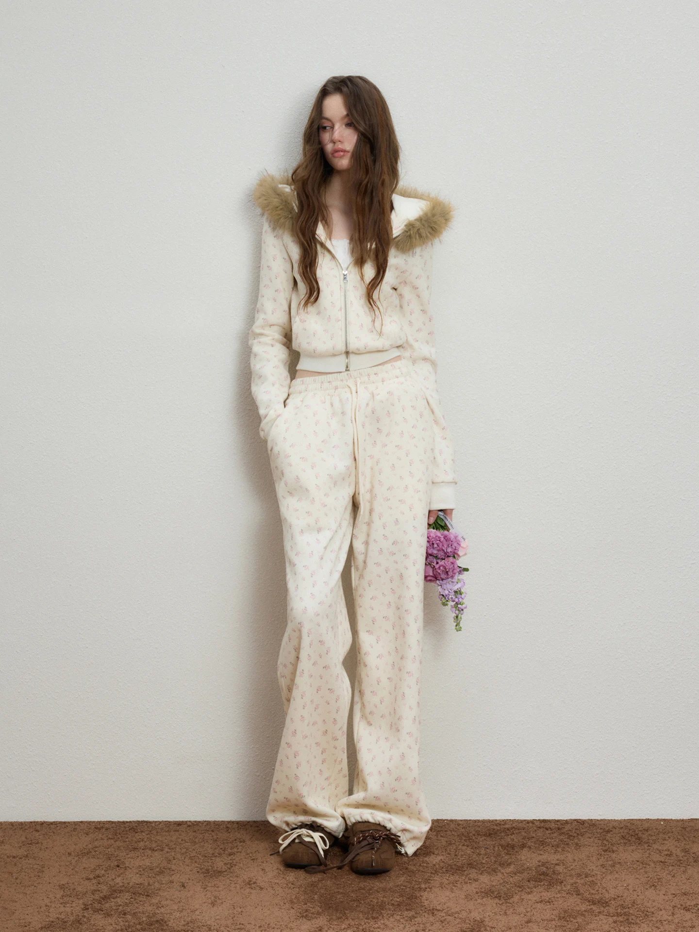 

Модный повседневный женский комплект из двух предметов: свитшот Luamoss с цветочным принтом, короткая куртка и брюки. Новинка весенней коллекции.