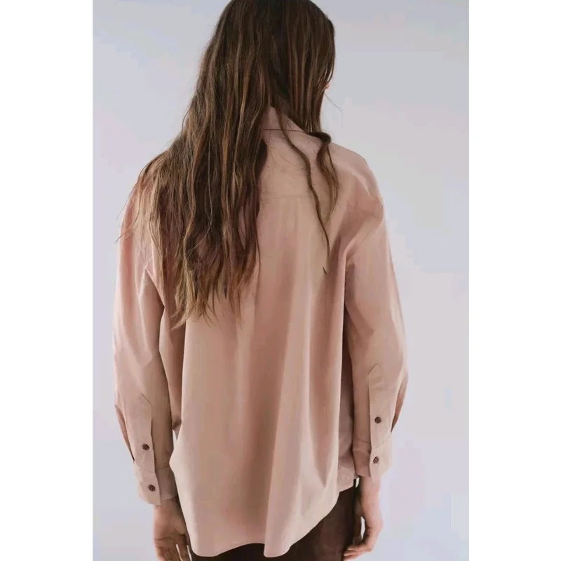 وصل حديثًا لفصل الخريف: قميص حرير نسائي بتصميم بسيط، بأكمام طويلة وجيوب مزينة، ذو صف واحد من الأزرار، فضفاض ومريح، مثالي للتن...