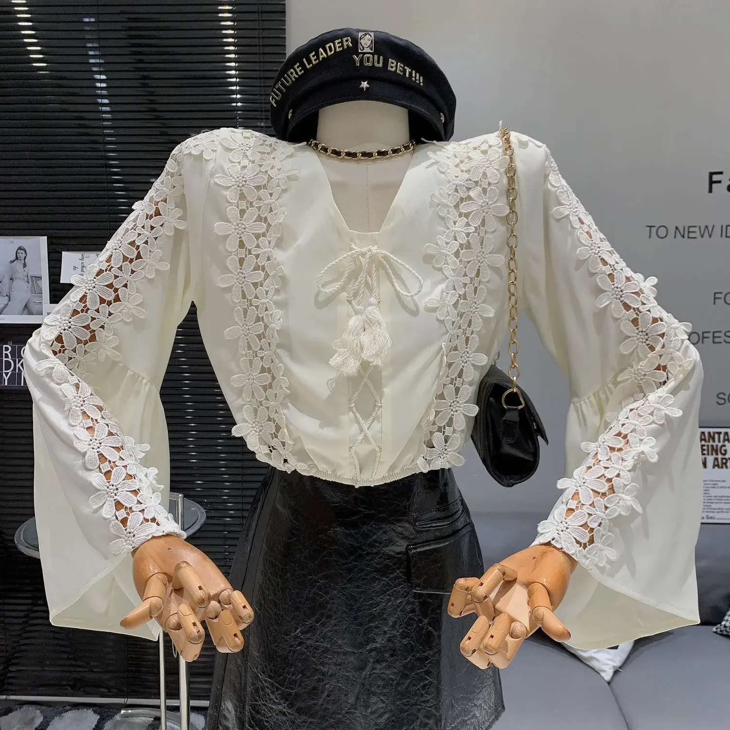 슬림핏, 나이 감소 효과, 홀로우 디자인, 다용도 탑, 여성용 중국풍 레트로 V넥, 기품 있는 여성용 타이 태슬 허리 장식