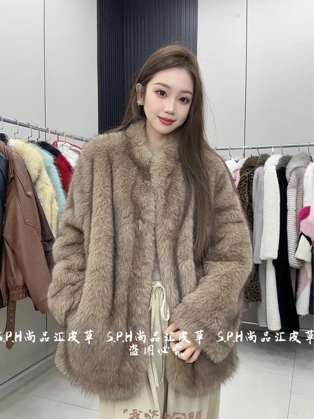 معطف شتوي بني للنساء 2025 معطف فرو قصير جديد بلونين مع سترات سميكة على طراز مصمم للنساء