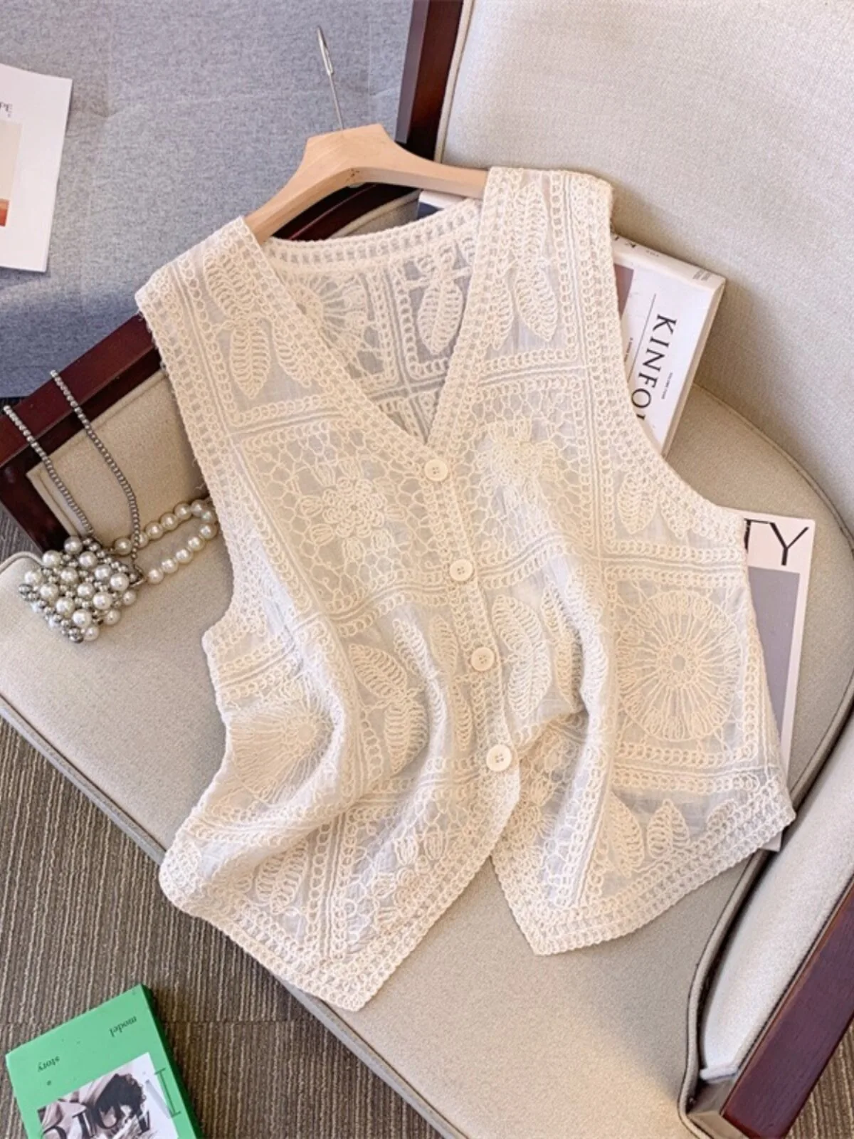 French Collar Lace Embroidery Sleeveless Vest Women's Summer plus Size Slimming Stylish Top V-neck Regular Sleeve Oversize