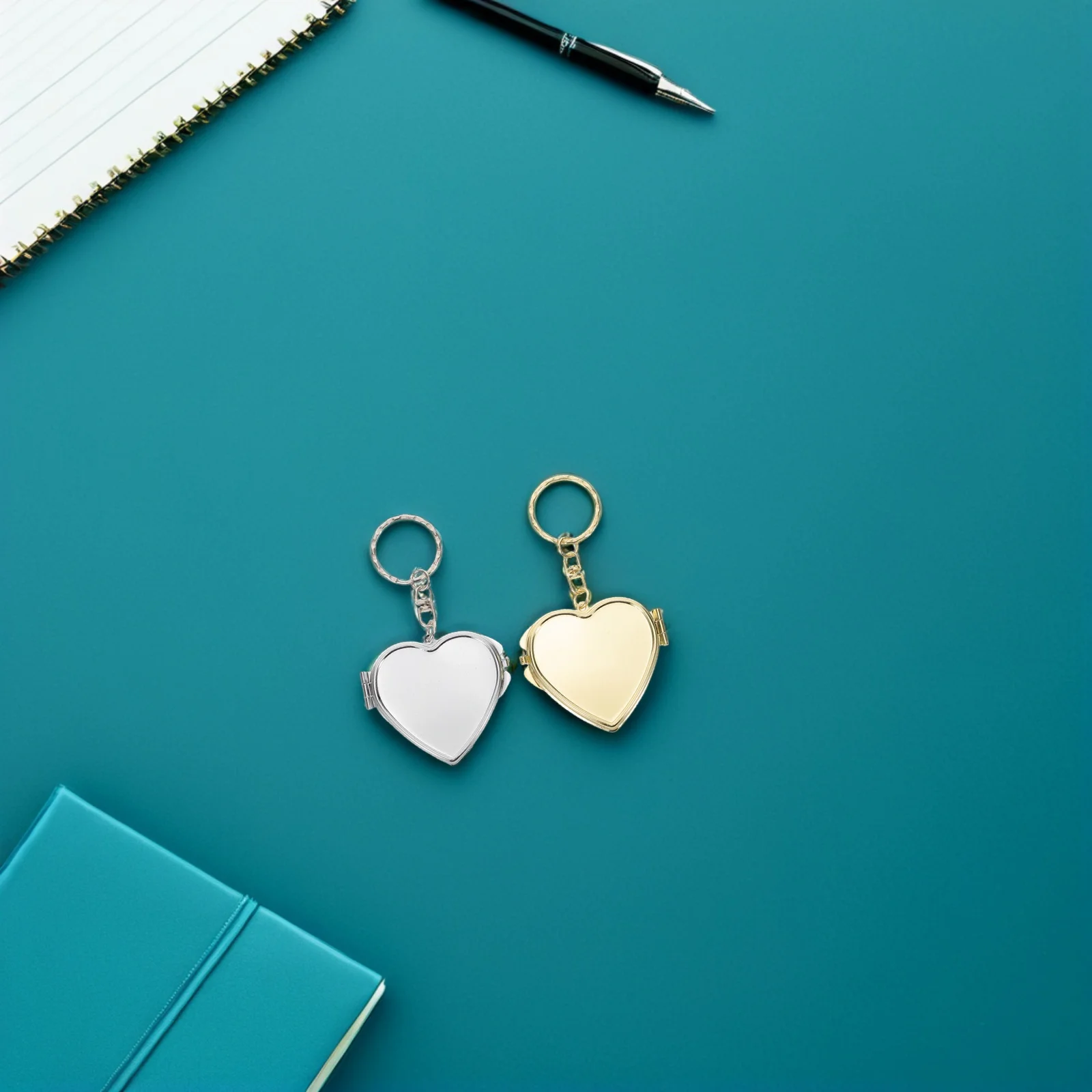 2 szt. składane lusterko dwustronne w kształcie serca, metalowy kompaktowy przenośny lusterko do makijażu, akcesorium podróżne, metalowa zawieszka