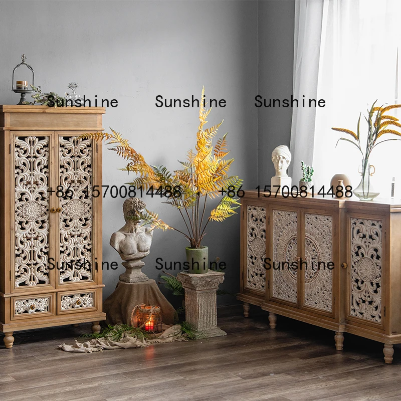 خزانة جانبية لتناول الطعام على الطراز الريفي الأمريكي، وخزانة ذات أدراج لمدخل غرفة المعيشة