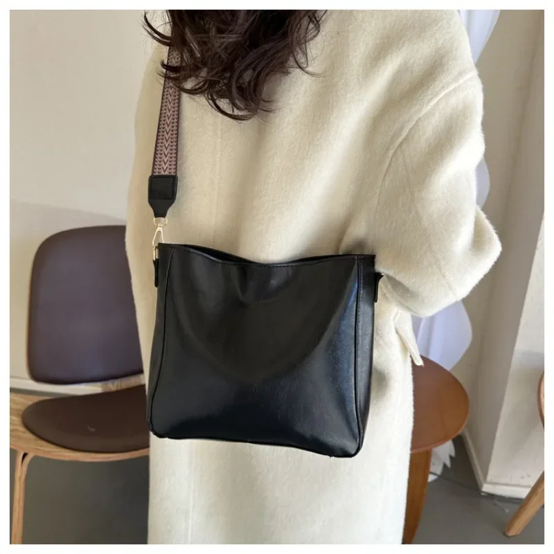 Retro Large Capacity Fashion Commuter Crossbody Bag for Women's New Versatile Wide Shoulder Bag Strap Bucket Female Shoulder Bag