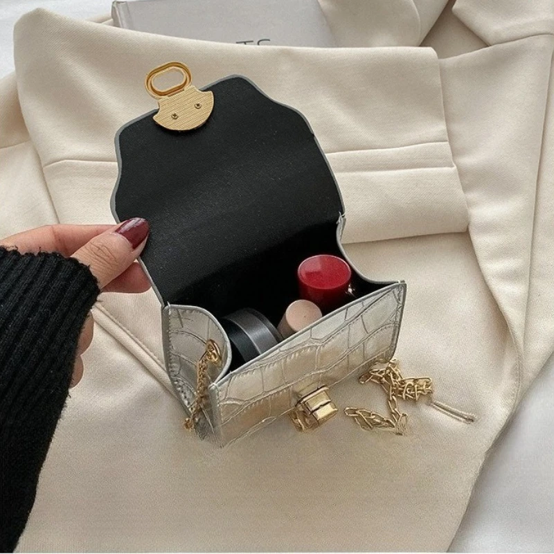 حقيبة كتف صغيرة عصرية للنساء بسلسلة مربعة صغيرة حقيبة ساعي البريد كاجوال عبر الجسم وأحمر الشفاه ومحفظة للعملات المعدنية حقيبة كورية للتنقل اليومي