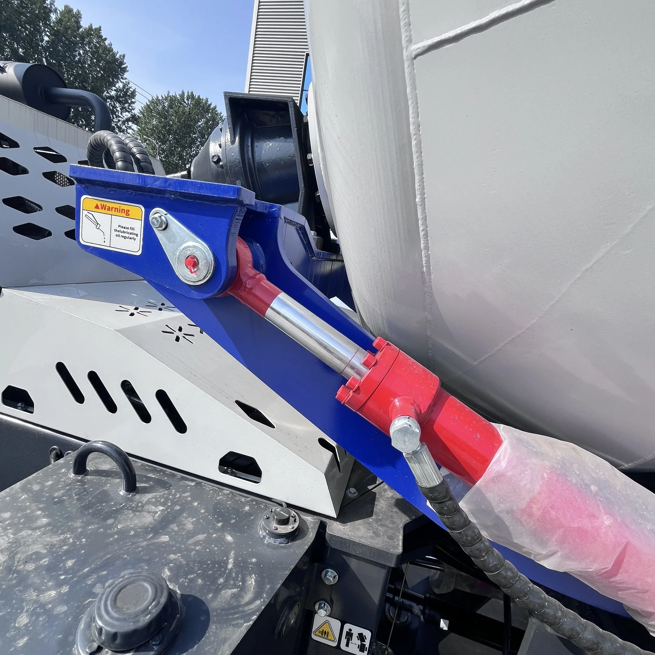 مبيعات شاحنة خلط الخرسانة من نوع جديد بسعة تغذية شاحنة الخلاط الصغيرة الخرسانية