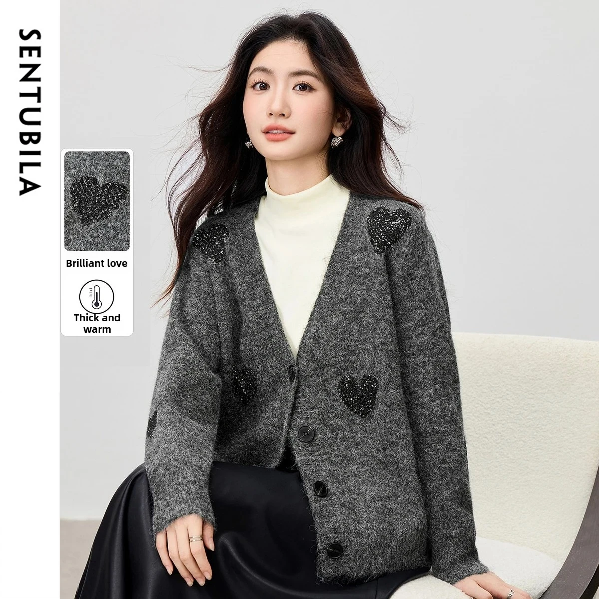 

SENTUBILA женский кардиган 2025, зимний эластичный свитер с v-образным вырезом и длинными рукавами, расшитый блестками сердце, теплая свободная верхняя одежда, вязаный топ W54WN3871