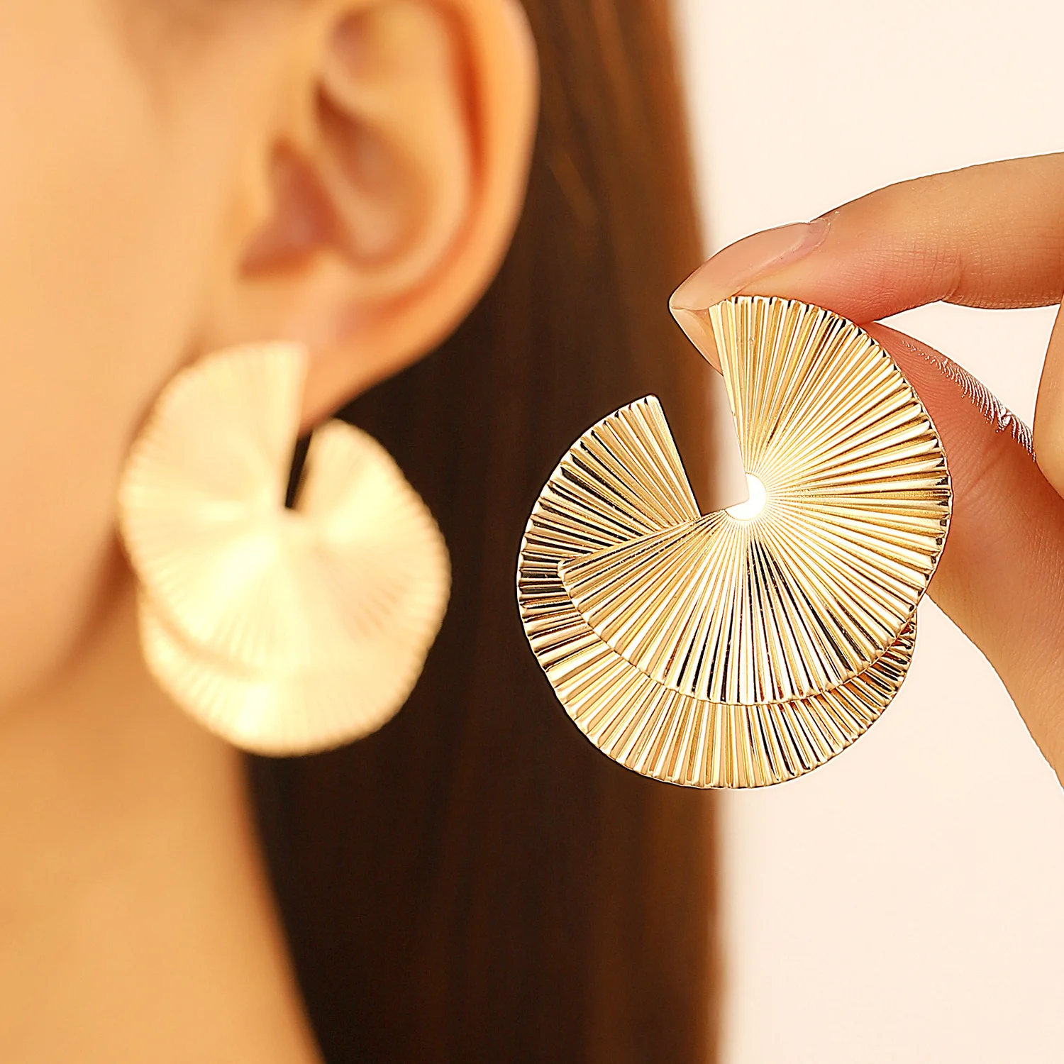 Distorted Fan Design Exaggerated Fashion Big Stud Earrings for Women Europe and American Style Personality Party Ear Jewelry