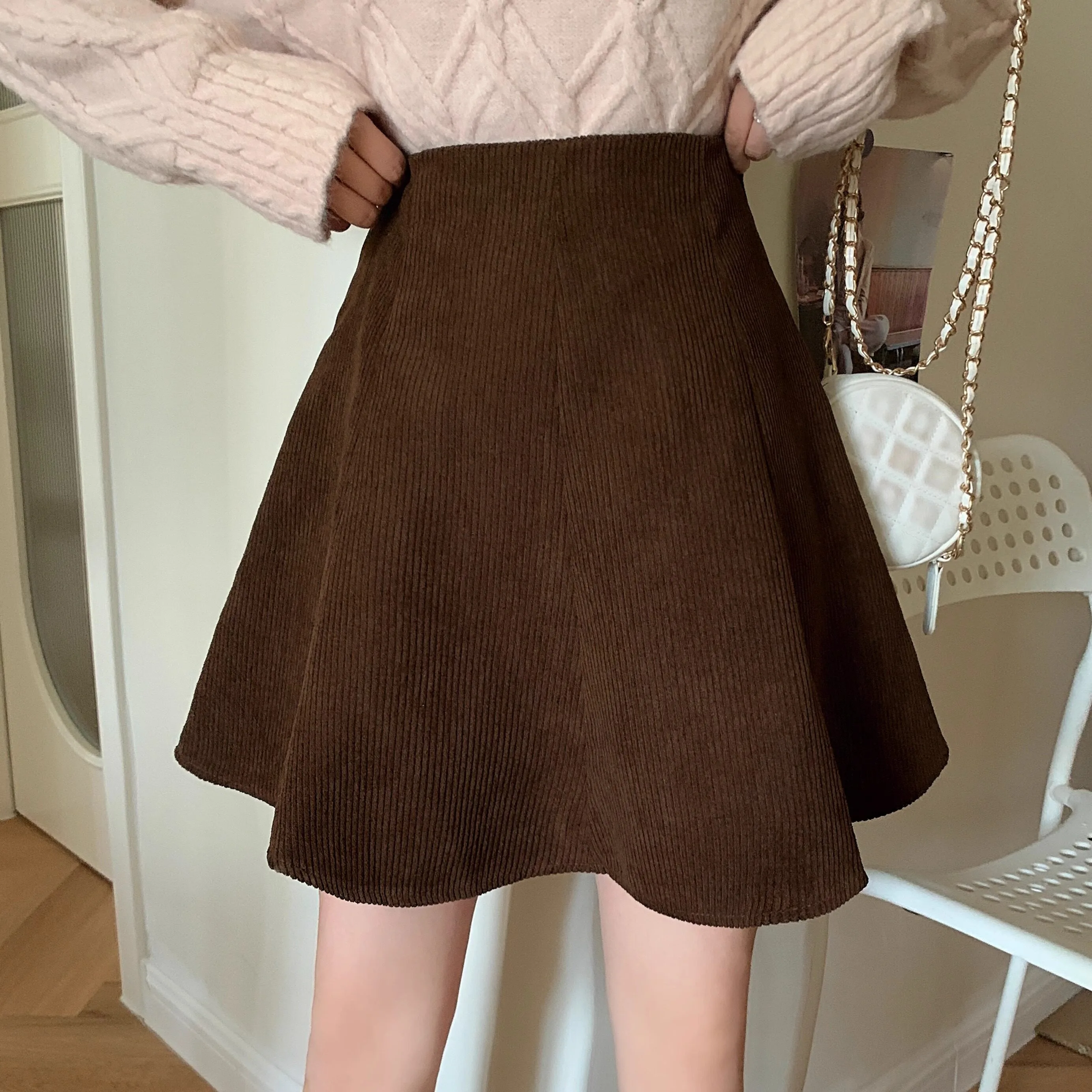 Übergröße Cord-Minirock mit Hoher Taille, A-Linie, Ausgestellt für Damen, Herbst Winter, Weiß Kaffeefarben, Schmal Geschnitten, Hüftumschmeichelnder Skater-Rock – Detail 14