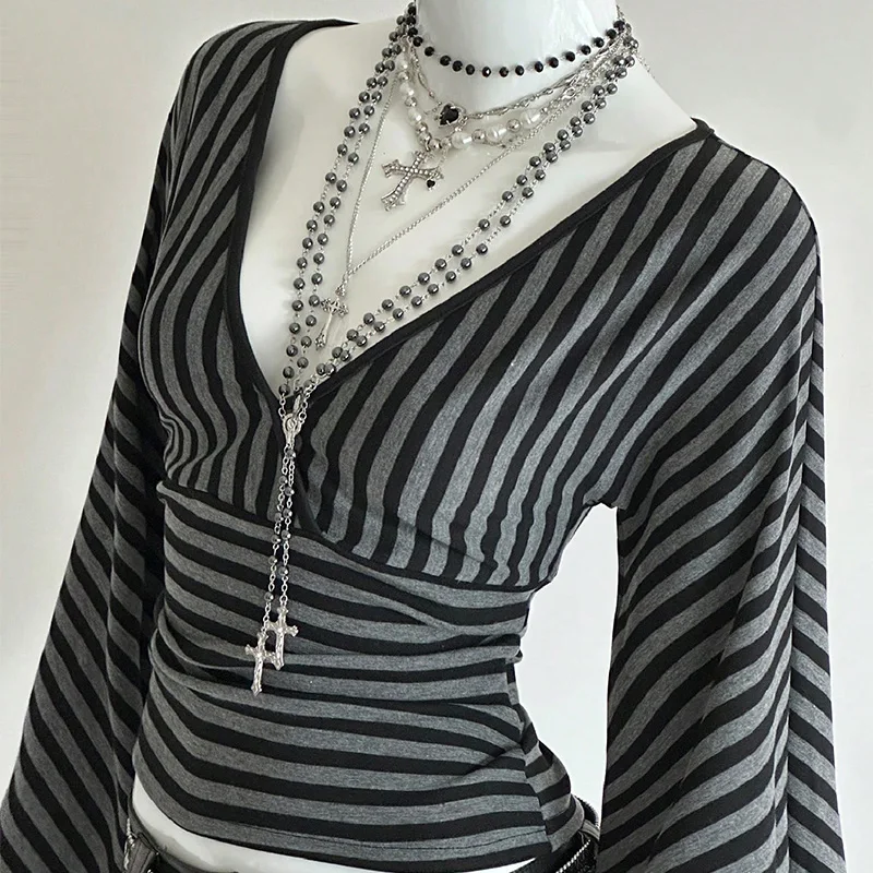 Sommer Damen Y2K Gothic Grunge Streetwear Schwarz-Grau Gestreiftes T-Shirt mit Tiefem V-Ausschnitt, Ausgestellten Langen Ärmeln, Geraffter Taille und Schlanker Passform – Detail 2