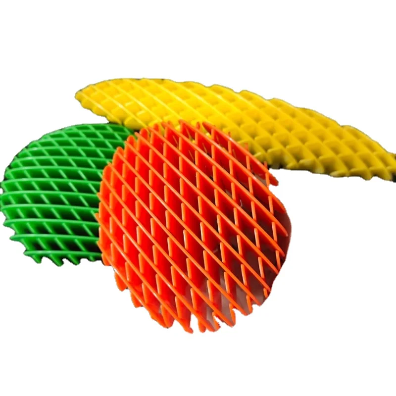 Play with the elastic net, rebound and deform the plastic shrapnel, decompress and decompress the worm toy