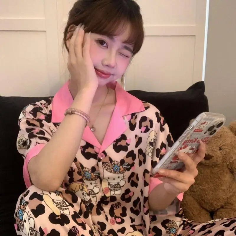 

Sanrio Hello Kitty, новый стиль, милые пижамы с леопардовым принтом для девочек, летние брюки с короткими рукавами, комплект домашней одежды из ледяного шелка с героями мультфильмов