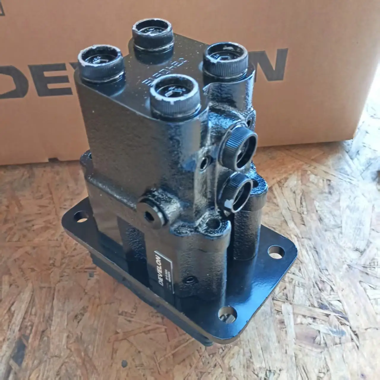 

Develon I OEM Wide Mirror Pedal Valve 420-00467A-EP Spare Parts Original Parts