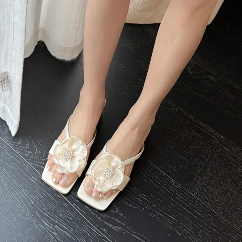 زهرة النساء النعال صندل كعب عالٍ ساحة تو أحذية أنيقة الصيف 2025 فستان مضخات الاتجاه المفتوحة تو أحذية الشرائح غير رسمية