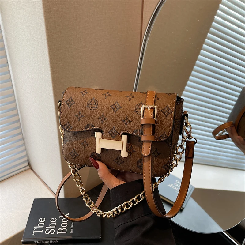 

Elegant Leather Classic Messenger Bag For Women In Solid Color With Minimalist Paris Fashion Luxury Finish