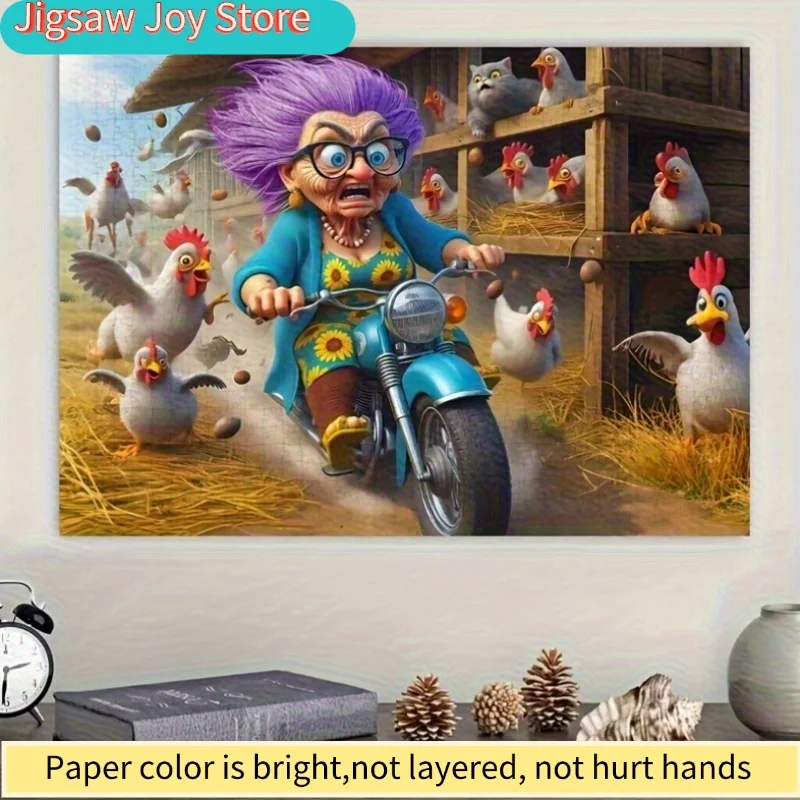 

Пазл на 1000 элементов - причудливая сцена: бабушка на мотоцикле, ездящая сквозь курятник, яркие смешанные цвета, безрамочный, для самостоятельной сборки
