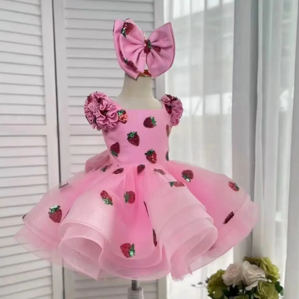 Vestido de lujo personalizado para invitadas de boda, con cuello cuadrado, volantes en los hombros, lentejuelas de fresa y tul en capas, para niñas.