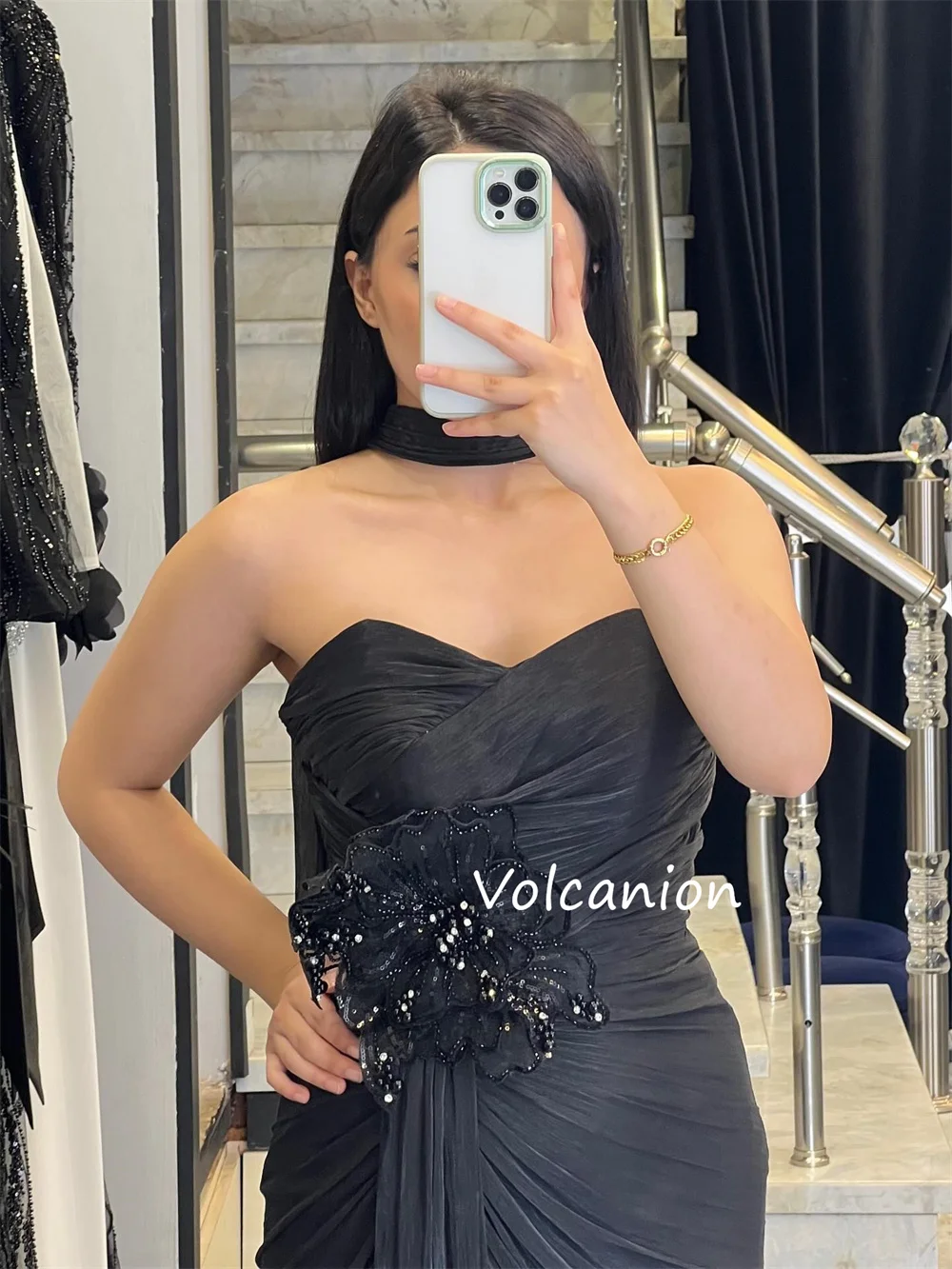 فساتين طويلة مخصصة رائعة من الشيفون بطيات على شكل زهرة مستقيمة بدون حمالات مناسبة مخصصة ومطابقة عالية الجودة