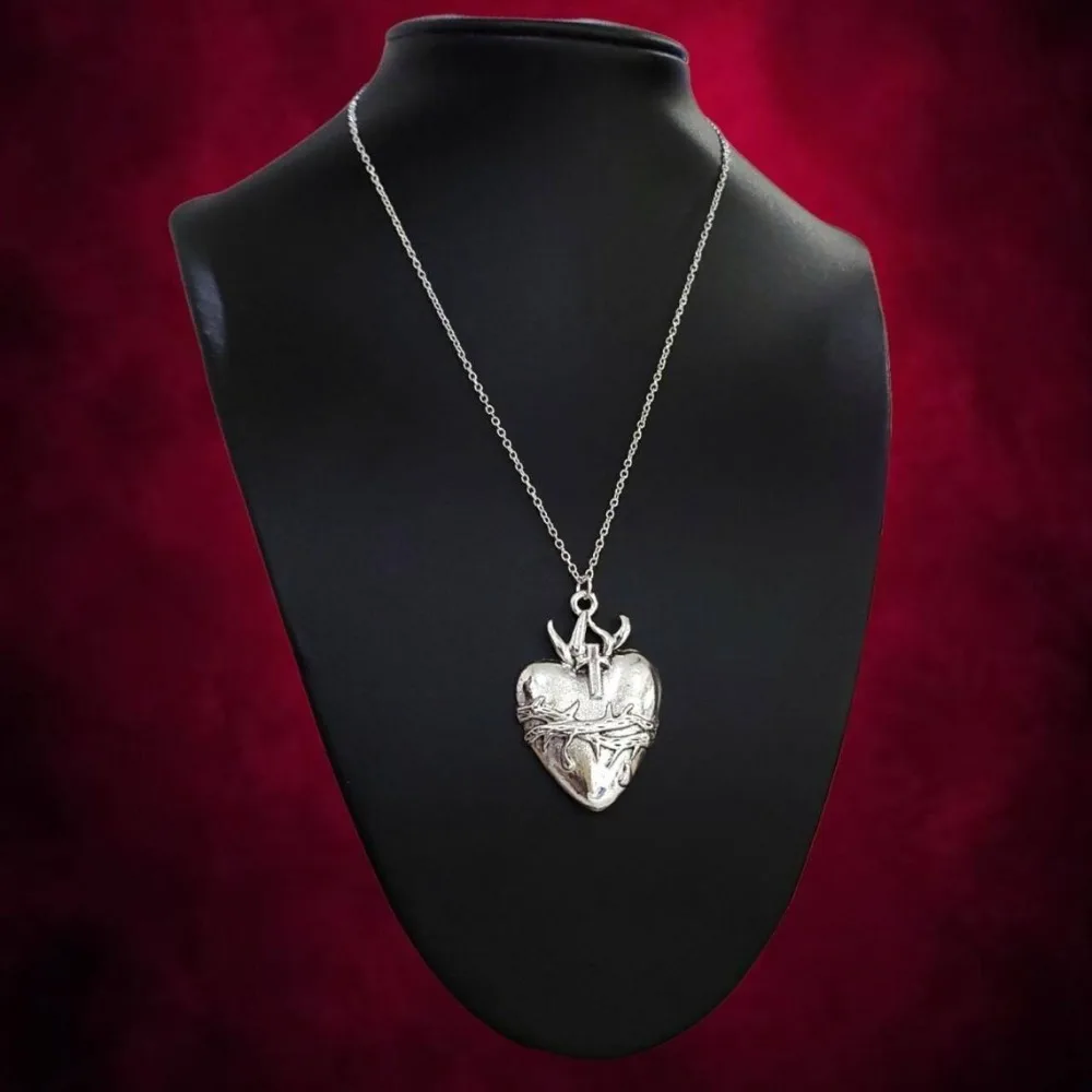 Y2K Gothic Silver Color Thorns Entwined Heart-shaped Cross Pendant Necklace for Women Hallowmas Party Collar Chain Jewelry Gifts