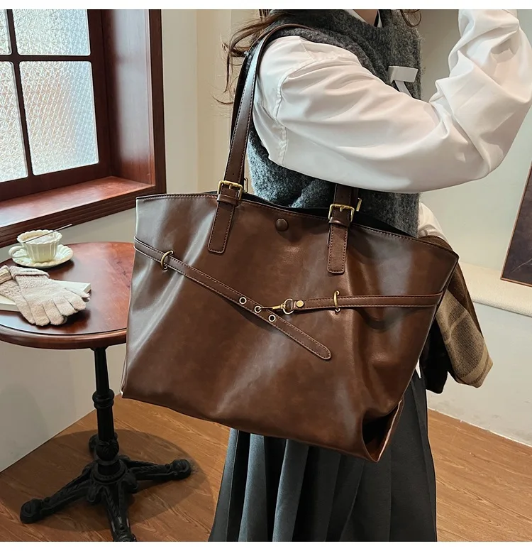 Large Vintage Women's Handbag description 36