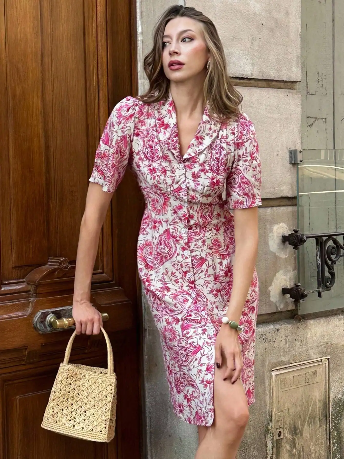 

Elegant Floral Print Button-Front Midi Dress with French Collar and Short Sleeves