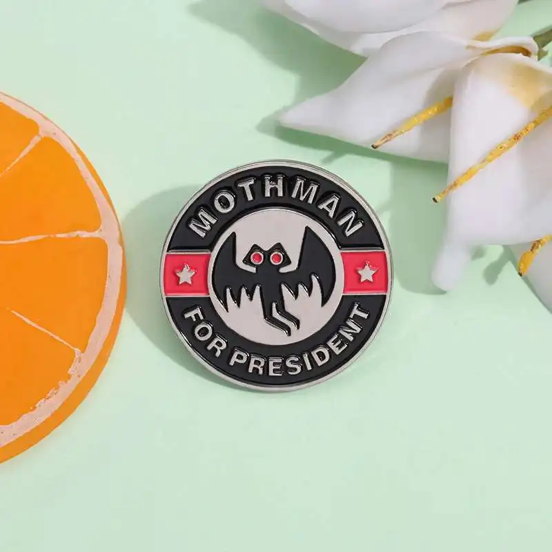 Mothman للرئيس المينا دبوس عيون حمراء غير مرئية مخلوق حملة السياسية Cryptozoology بروش شارة التلبيب مجوهرات هدية