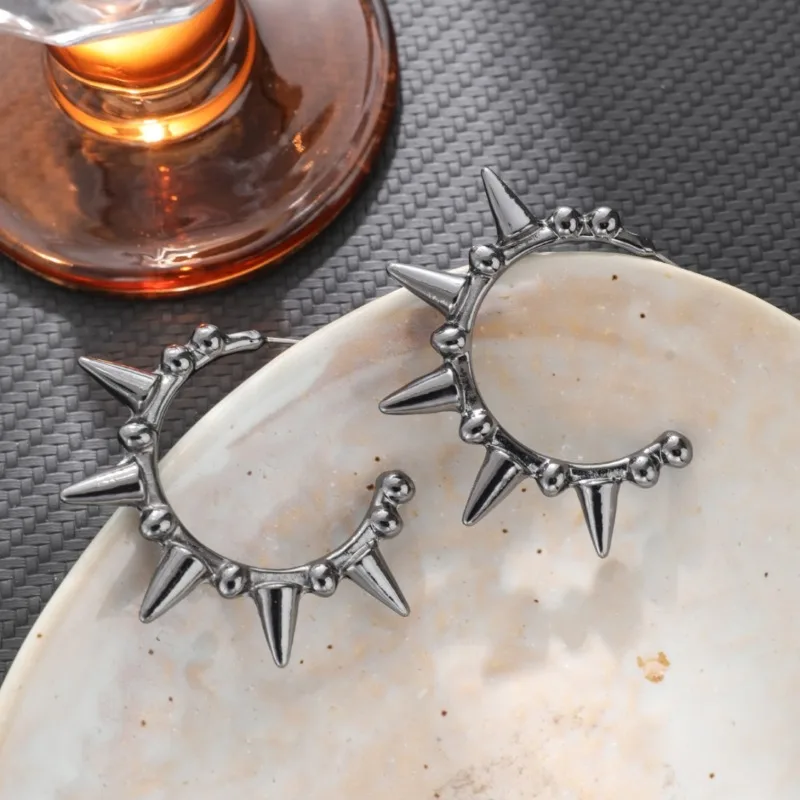 Hip-hop Trend Design Sense Rivet Earrings Men and Women Dark Punk Personality Retro Party Creative Earrings Jewelry Accessories