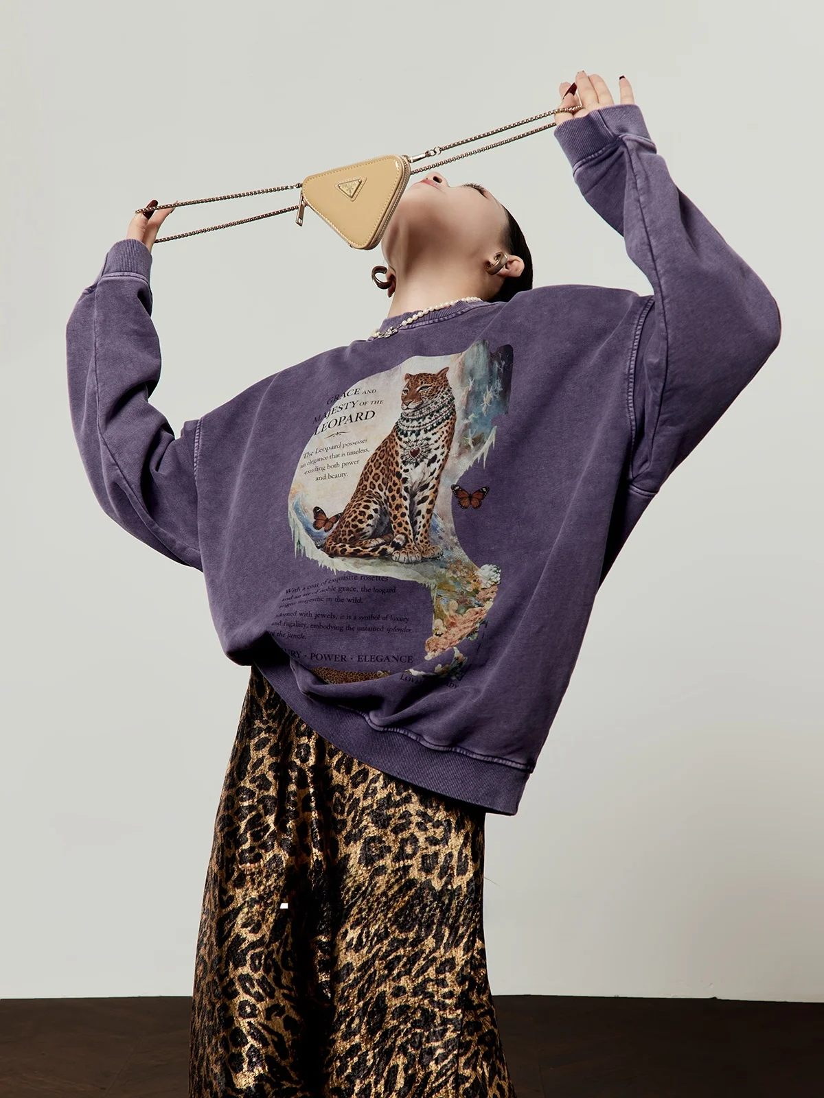 

Женская свободная толстовка с круглым вырезом и принтом «Цветочный дух» от Zhou Li Wu, с эффектом восковой окраски, фиолетовая, весенняя новинка, повседневная, комфортная.