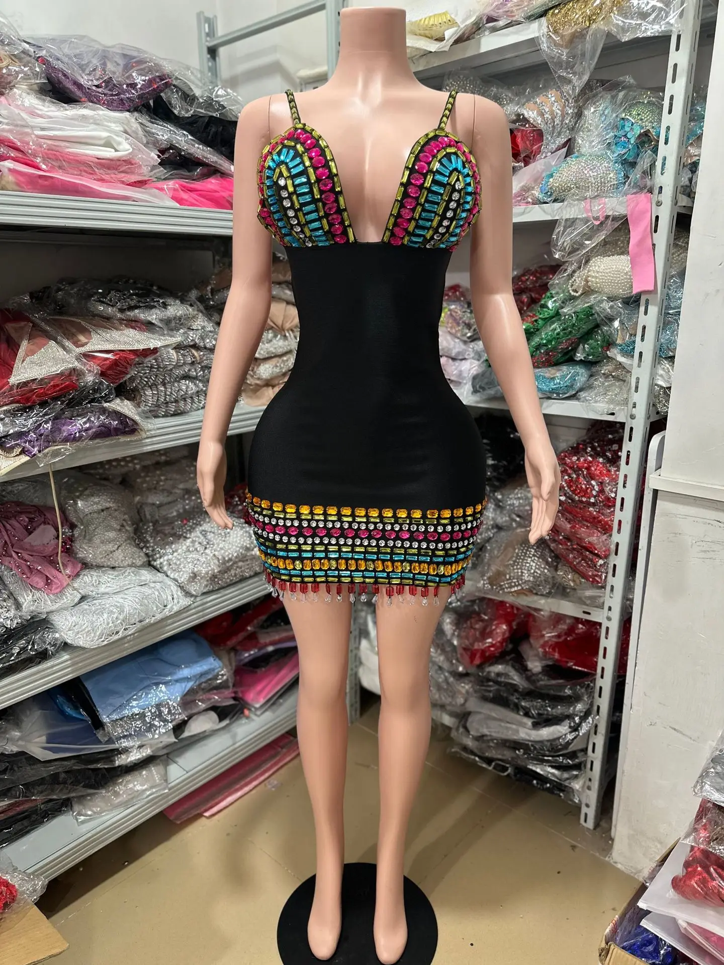 

2025 Women Celebrity Sexy Sleeveless V Neck Multi Diamonds Midi Bodycon Bandage Dress Elegant Evening Club Party Outfit
