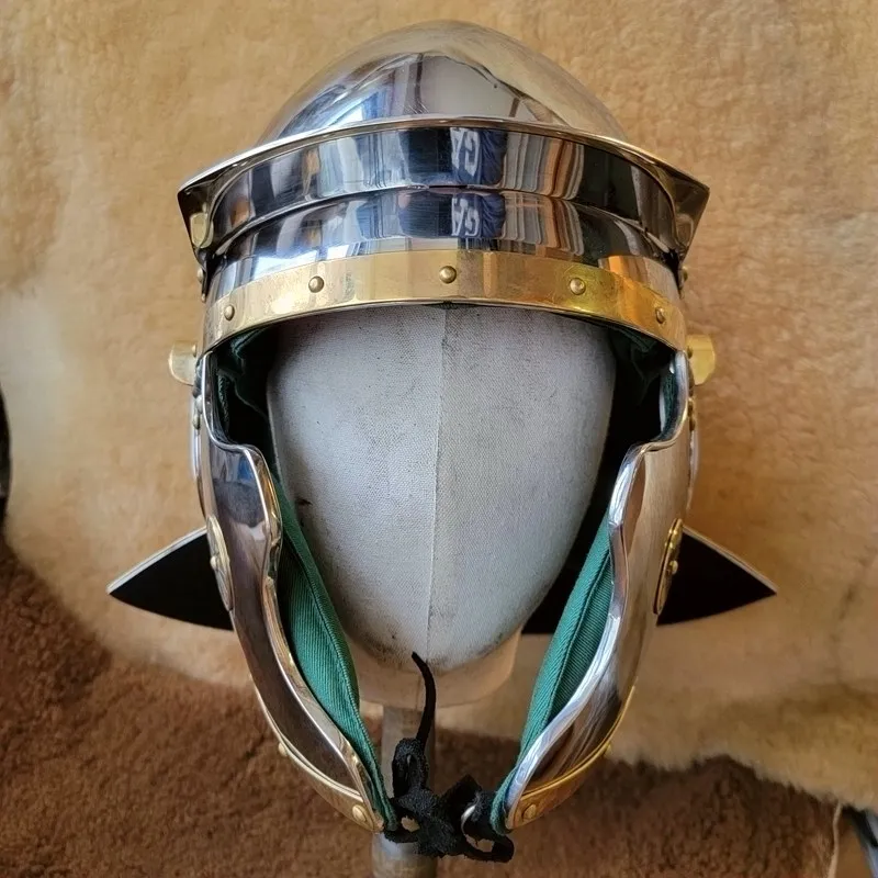 

Classical armor Roman armor suit Ring armour Gaul helmet can be worn by real people