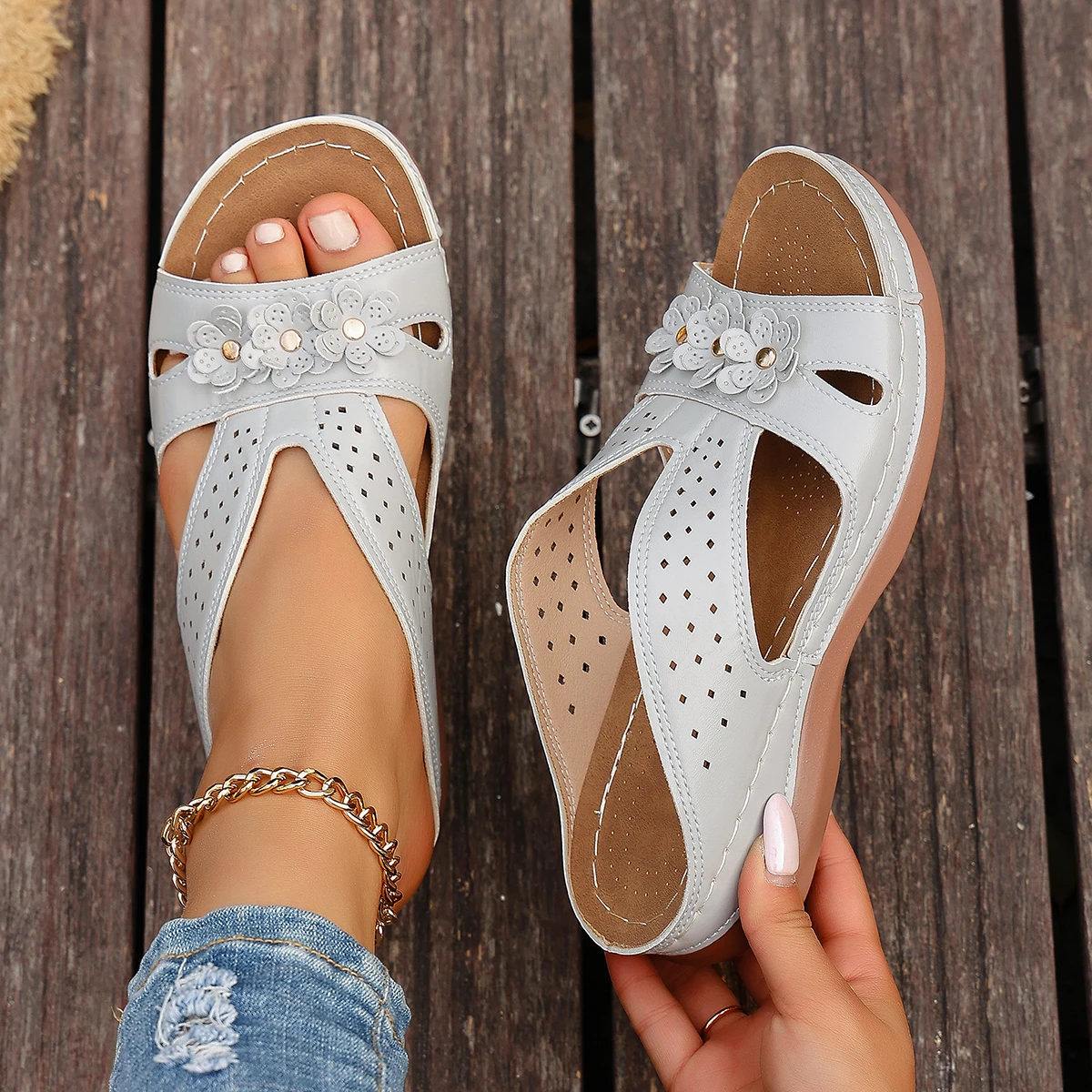Neue Damen-Hausschuhe, lässige, florale, hohle Keilsandalen, Strandschuhe, modische Outdoor-Plateausandalen, bequeme, rutschfeste Sandalen, Übergröße 43 – Detail 10