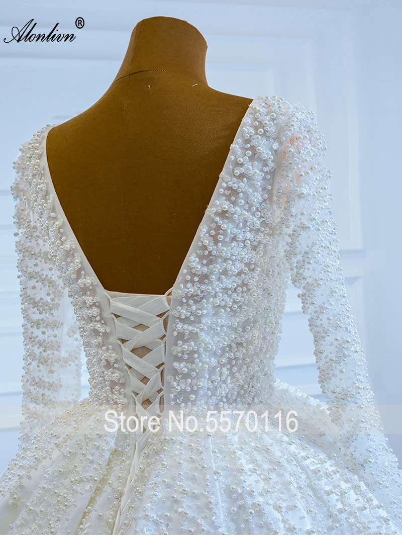 ชุดแต่งงานทรงเอไลน์แบบสั่งตัดของจูเลีย คุย ประดับมุกสวยหรู พร้อมสายรัดคอแบบคอร์เซ็ทและชายกระโปรงยาว