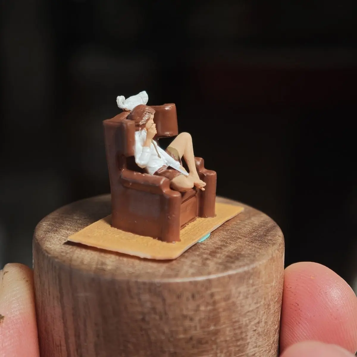 1/64 Statico in miniatura fai da te figurine in resina dipinta a mano divano ragazza modello Diorama