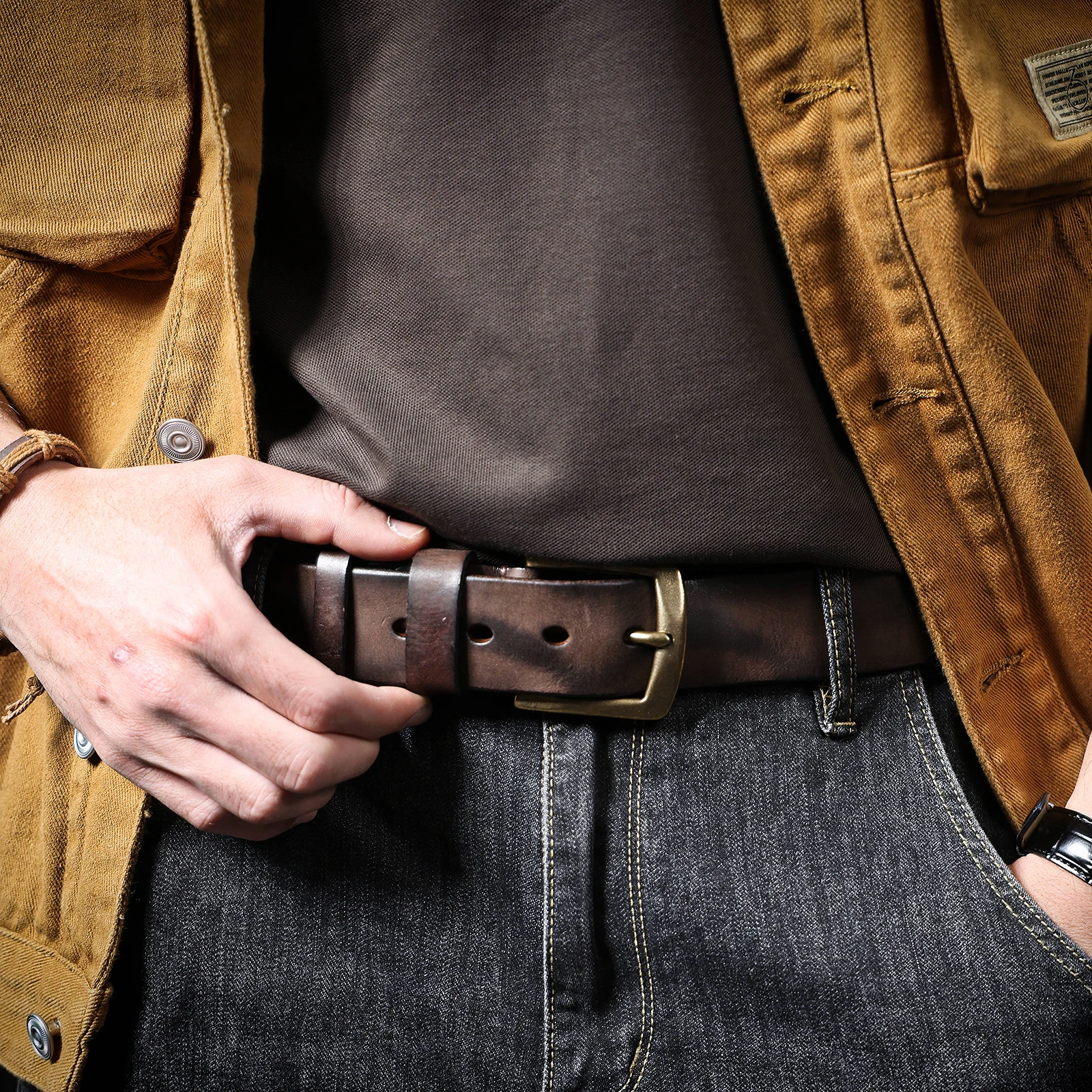 S.WORKER Klassischer dicker Herrengürtel aus echtem Leder, Messing-Dornschließe, vollnarbiges Rindsleder, Vintage-Freizeitgürtel für Jeans, mit Geschenkbox – Detail 4