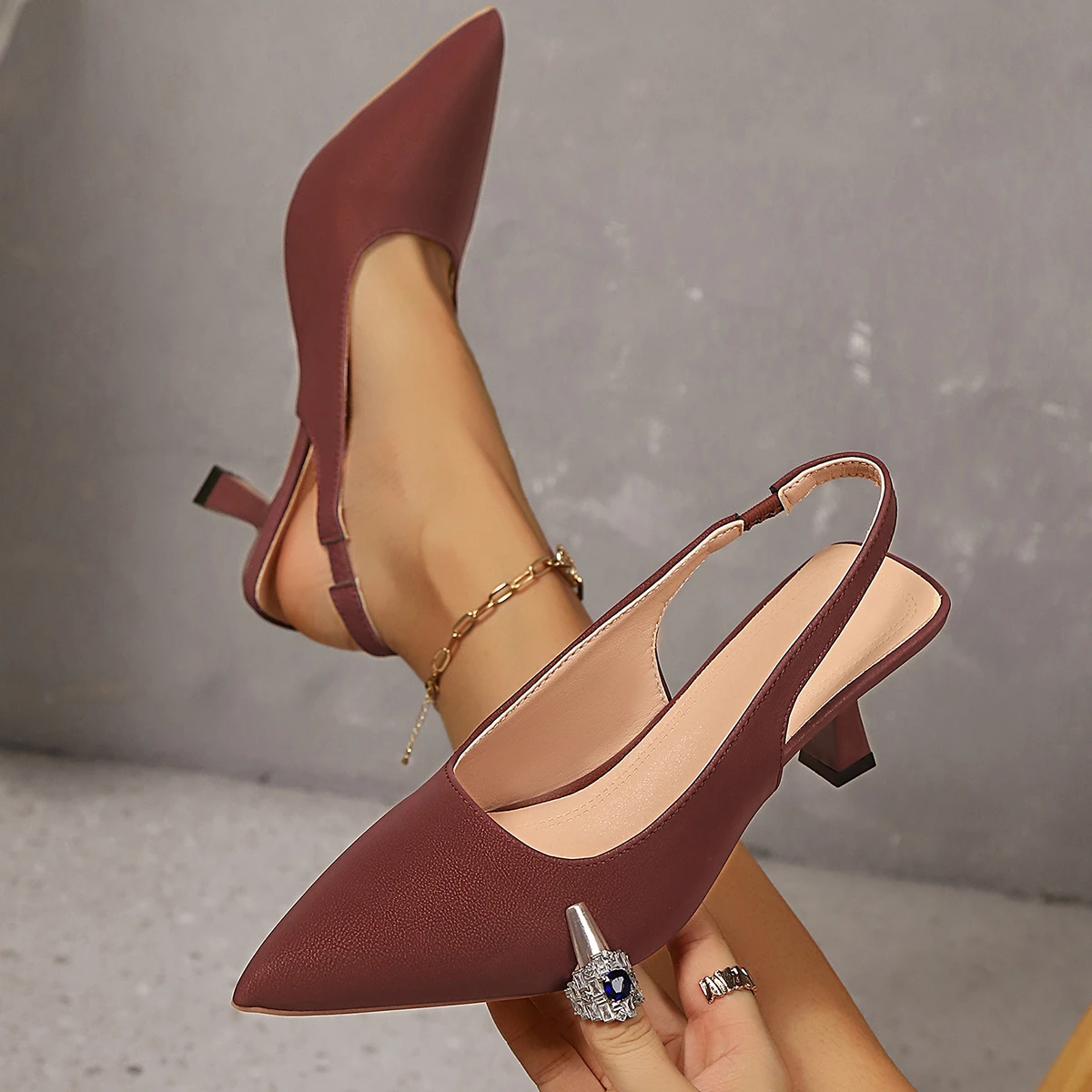 صنادل النساء 2025 جديد الصيف عالية الكعب الشاطئ مغلق تو الصنادل واحدة رقيقة منتصف الكعب موضة الجوف أشار تو أحذية النساء